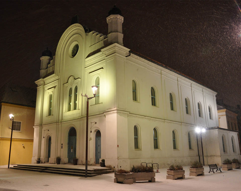 Synagoga v Břeclavi v noci v zimě